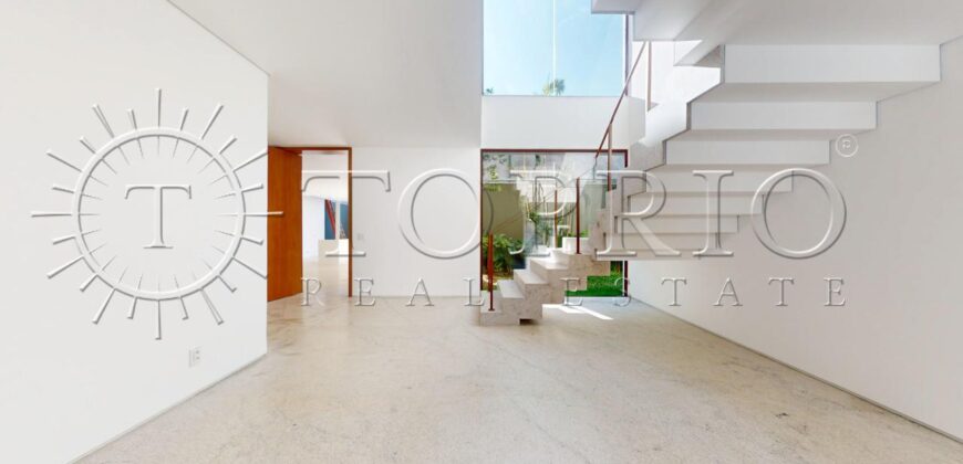 Casa duplex com 626 m² de área construída