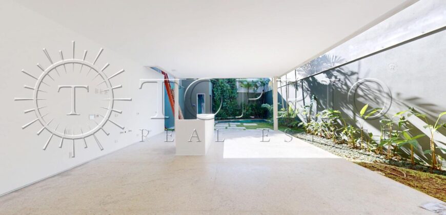 Casa duplex com 626 m² de área construída