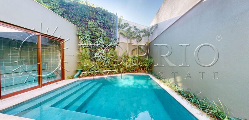 Casa duplex com 626 m² de área construída