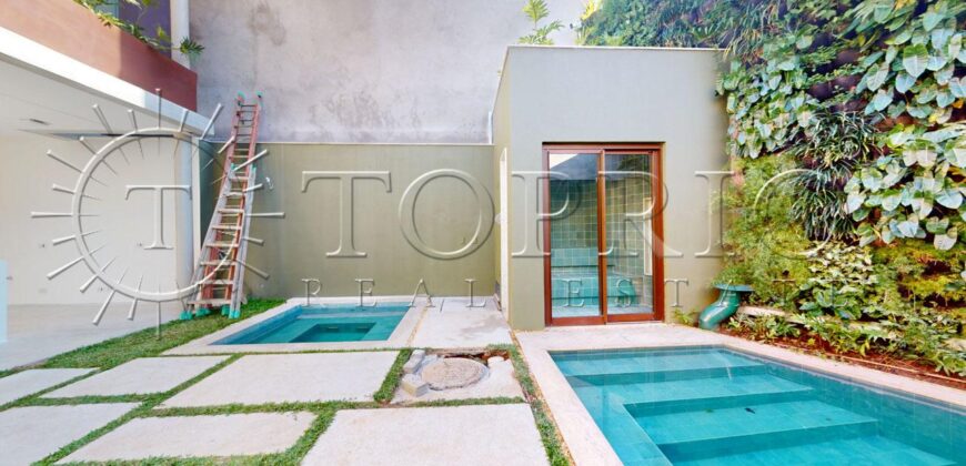 Casa duplex com 626 m² de área construída