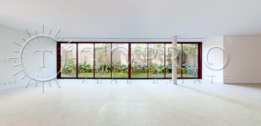 Casa duplex com 626 m² de área construída