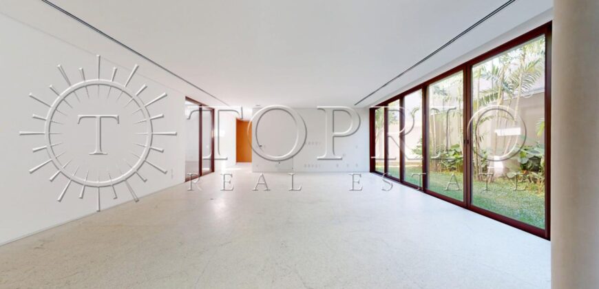 Casa duplex com 626 m² de área construída