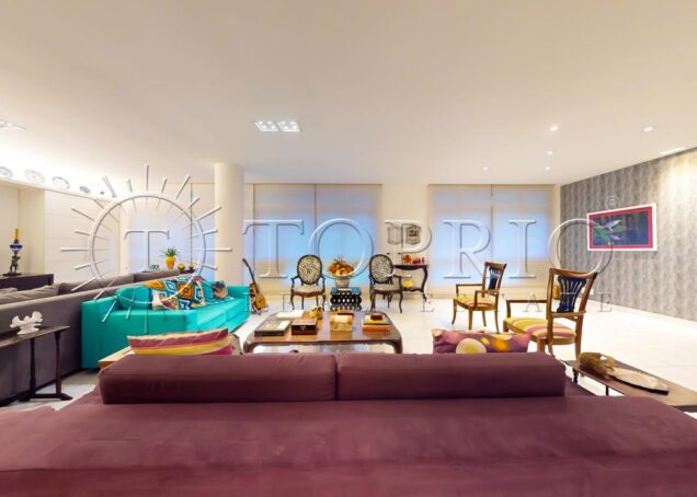 Apartamento de 261 m², silencioso, em rua nobre no Leblon.