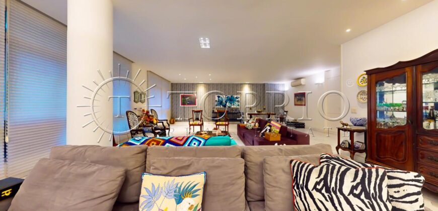 Apartamento de 261 m², silencioso, em rua nobre no Leblon.