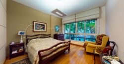 Apartamento de 261 m², silencioso, em rua nobre no Leblon.