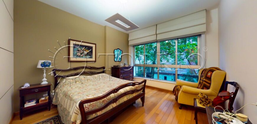 Apartamento de 261 m², silencioso, em rua nobre no Leblon.