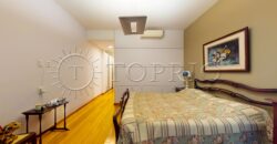 Apartamento de 261 m², silencioso, em rua nobre no Leblon.