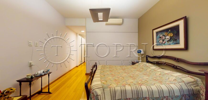 Apartamento de 261 m², silencioso, em rua nobre no Leblon.