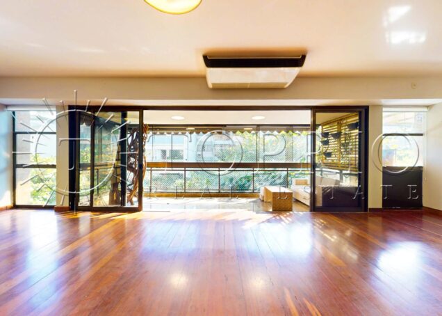 Apartamento de 272 m², silencioso e em rua excelente, no Leblon.