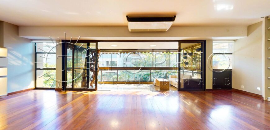 Apartamento de 272 m², silencioso e em rua excelente, no Leblon.