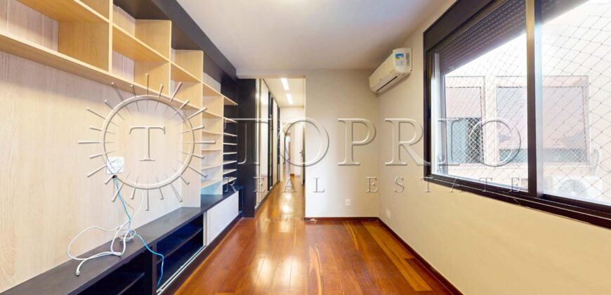 Apartamento de 272 m², silencioso e em rua excelente, no Leblon.