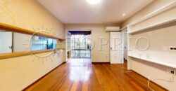 Apartamento de 272 m², silencioso e em rua excelente, no Leblon.