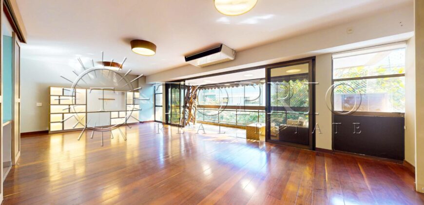Apartamento de 272 m², silencioso e em rua excelente, no Leblon.