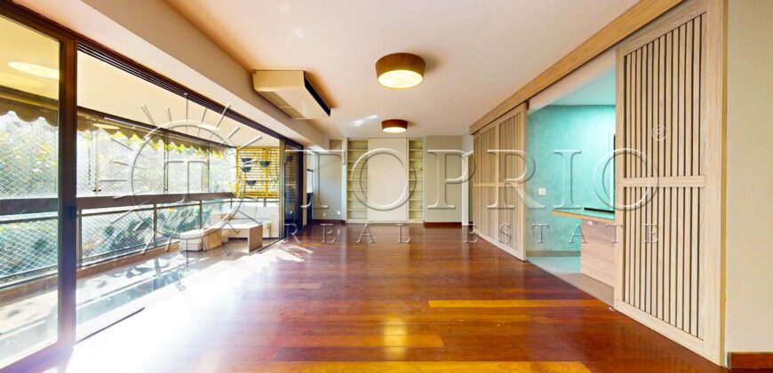 Apartamento de 272 m², silencioso e em rua excelente, no Leblon.