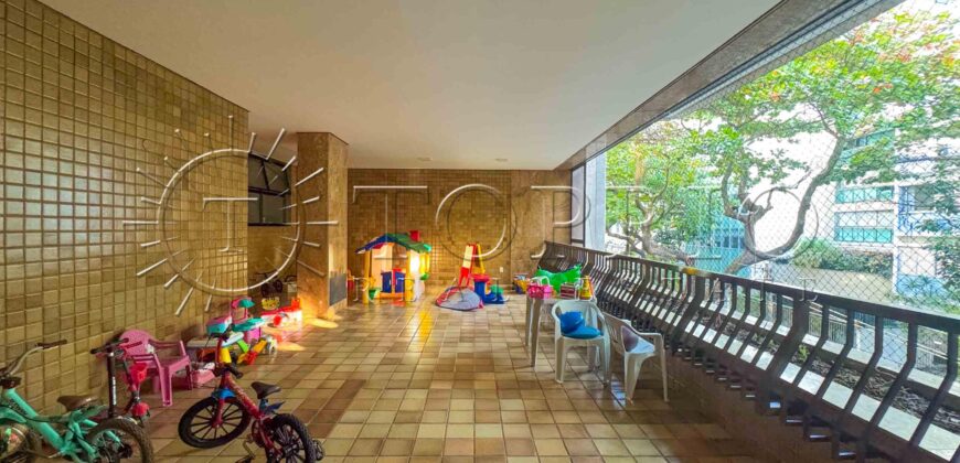 Apartamento de 272 m², silencioso e em rua excelente, no Leblon.