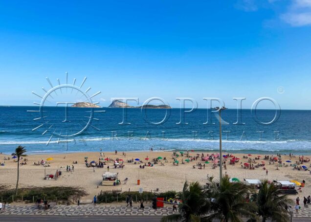 Cobertura Duplex Reformada com Vista Deslumbrante da Praia de Ipanema