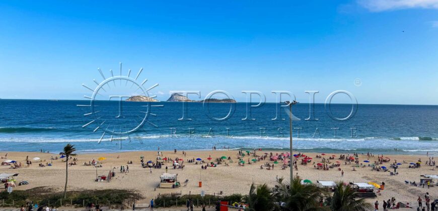 Cobertura Duplex Reformada com Vista Deslumbrante da Praia de Ipanema