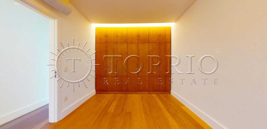 Cobertura Duplex Reformada com Vista Deslumbrante da Praia de Ipanema