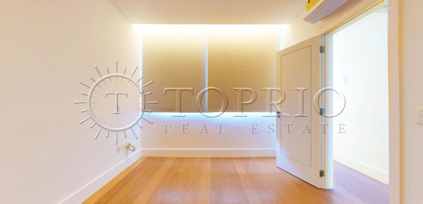 Cobertura Duplex Reformada com Vista Deslumbrante da Praia de Ipanema