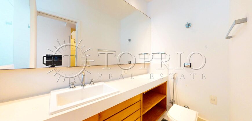 Cobertura Duplex Reformada com Vista Deslumbrante da Praia de Ipanema