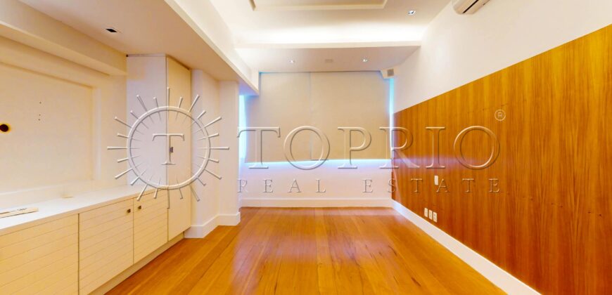 Cobertura Duplex Reformada com Vista Deslumbrante da Praia de Ipanema