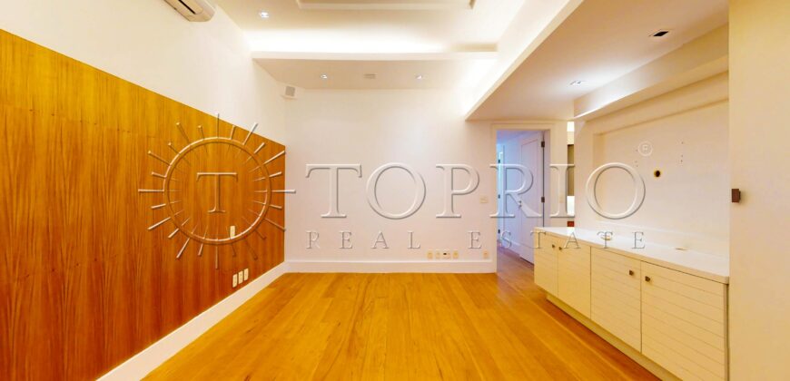 Cobertura Duplex Reformada com Vista Deslumbrante da Praia de Ipanema