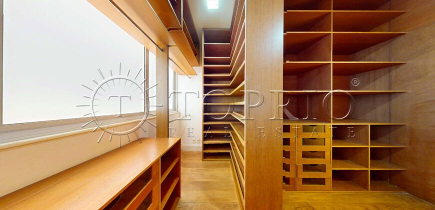 Cobertura Duplex Reformada com Vista Deslumbrante da Praia de Ipanema