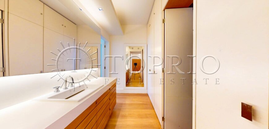 Cobertura Duplex Reformada com Vista Deslumbrante da Praia de Ipanema