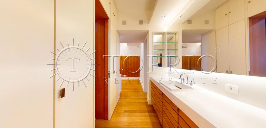 Cobertura Duplex Reformada com Vista Deslumbrante da Praia de Ipanema