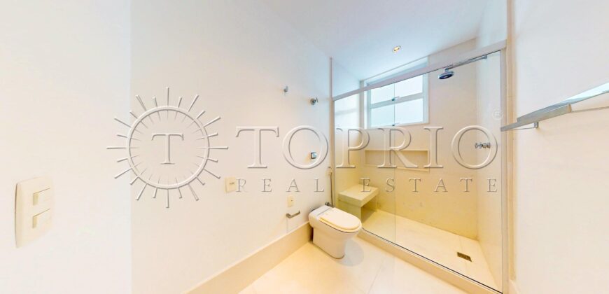 Cobertura Duplex Reformada com Vista Deslumbrante da Praia de Ipanema