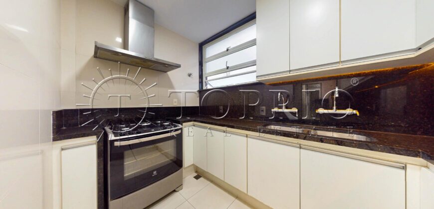 Cobertura Duplex Reformada com Vista Deslumbrante da Praia de Ipanema