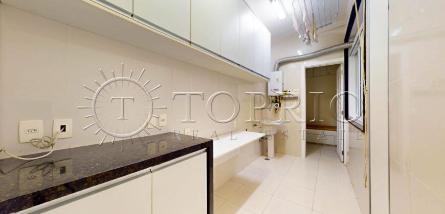 Cobertura Duplex Reformada com Vista Deslumbrante da Praia de Ipanema