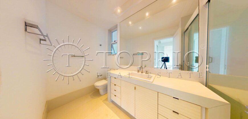 Cobertura Duplex Reformada com Vista Deslumbrante da Praia de Ipanema