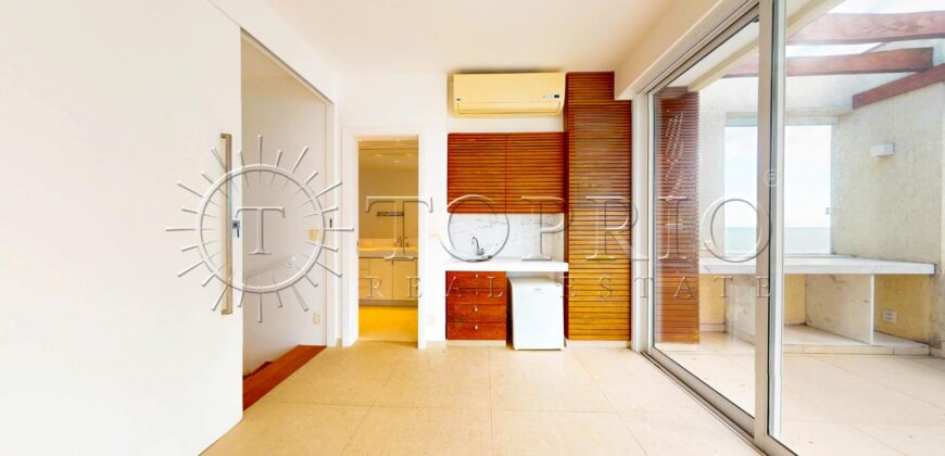 Cobertura Duplex Reformada com Vista Deslumbrante da Praia de Ipanema