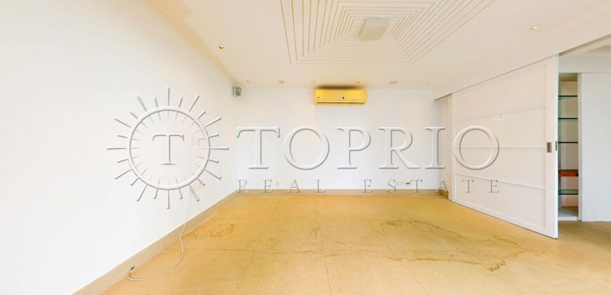 Cobertura Duplex Reformada com Vista Deslumbrante da Praia de Ipanema