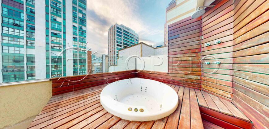 Cobertura Duplex Reformada com Vista Deslumbrante da Praia de Ipanema