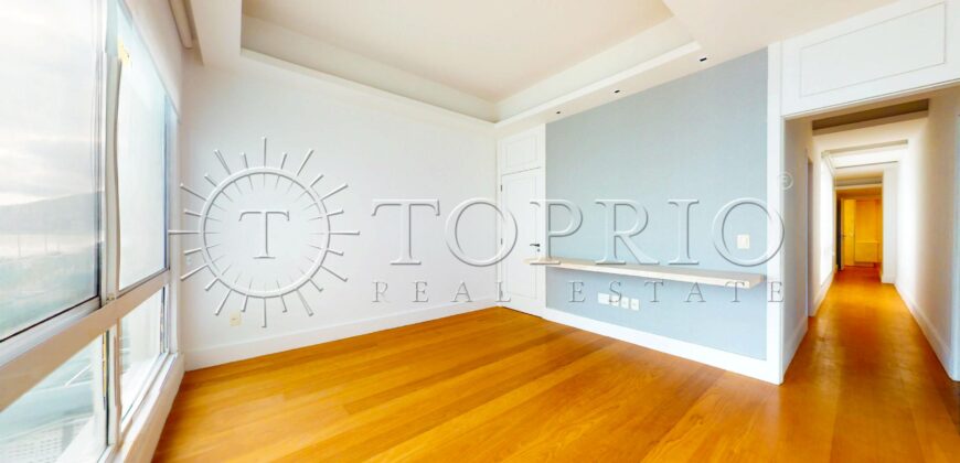 Cobertura Duplex Reformada com Vista Deslumbrante da Praia de Ipanema