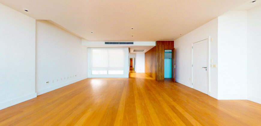 Cobertura Duplex Reformada com Vista Deslumbrante da Praia de Ipanema