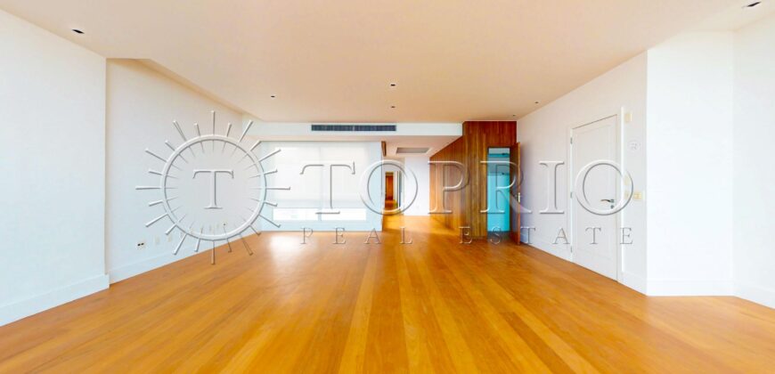 Cobertura Duplex Reformada com Vista Deslumbrante da Praia de Ipanema