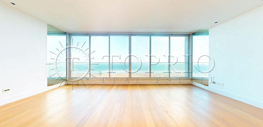 Cobertura Duplex Reformada com Vista Deslumbrante da Praia de Ipanema