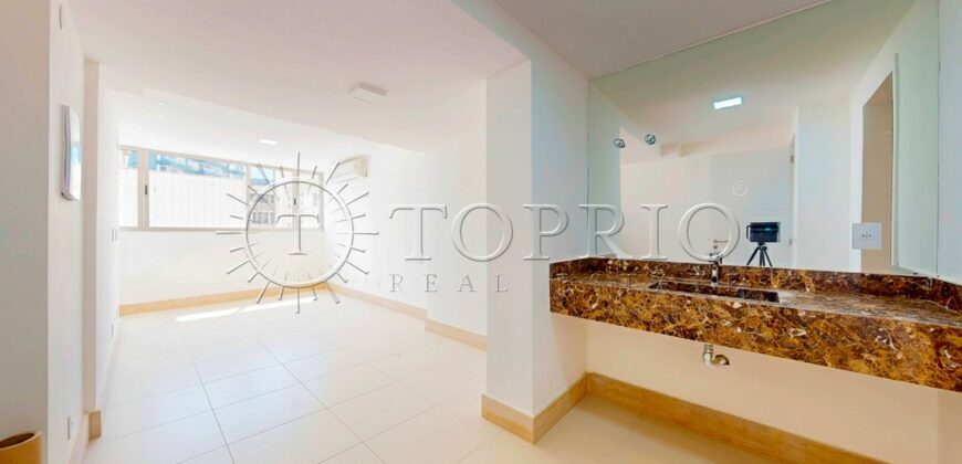 Cobertura Triplex Reformada no Leblon – Vista para o Dois Irmãos e Conforto Total