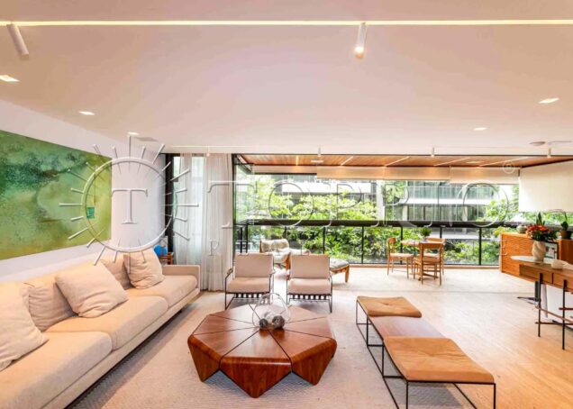 Apartamento de 212 m² na quadra da Praia do Leblon – Reformado e pronto para morar