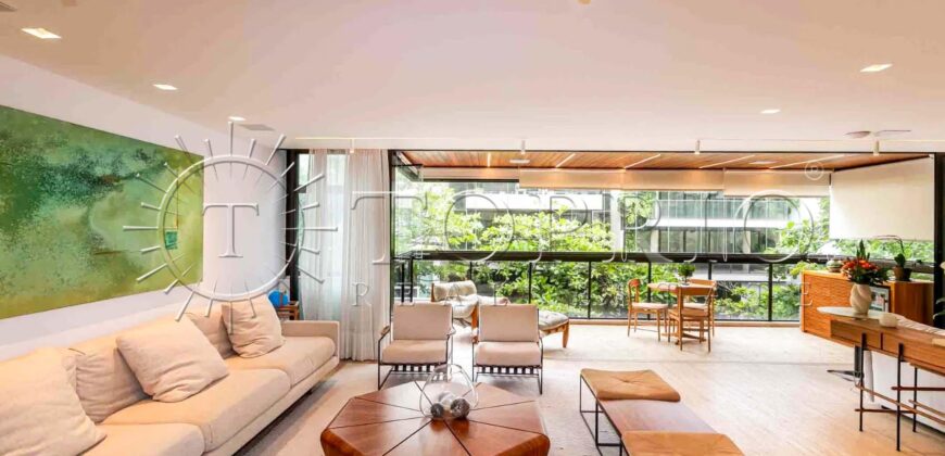 Apartamento de 212 m² na quadra da Praia do Leblon – Reformado e pronto para morar