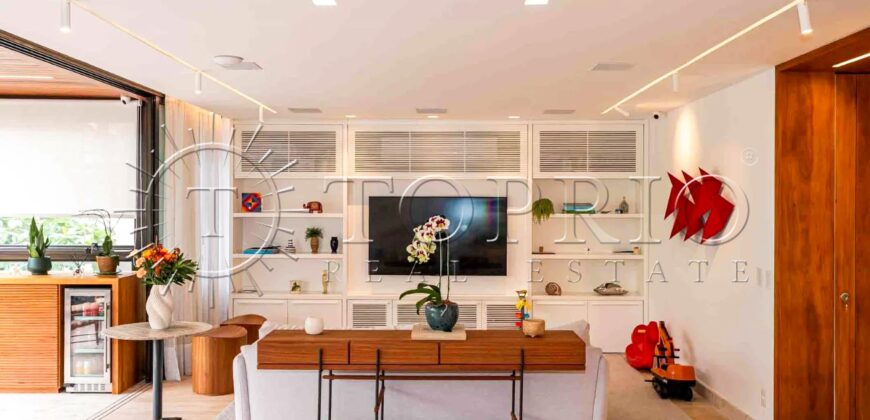 Apartamento de 212 m² na quadra da Praia do Leblon – Reformado e pronto para morar