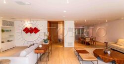 Apartamento de 212 m² na quadra da Praia do Leblon – Reformado e pronto para morar