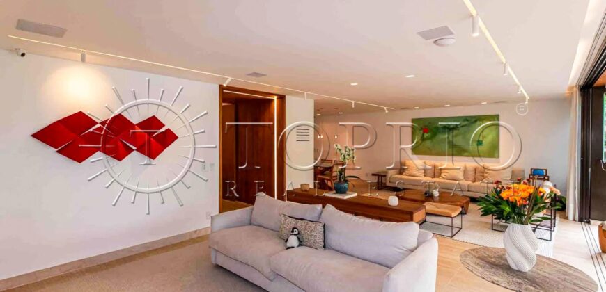 Apartamento de 212 m² na quadra da Praia do Leblon – Reformado e pronto para morar