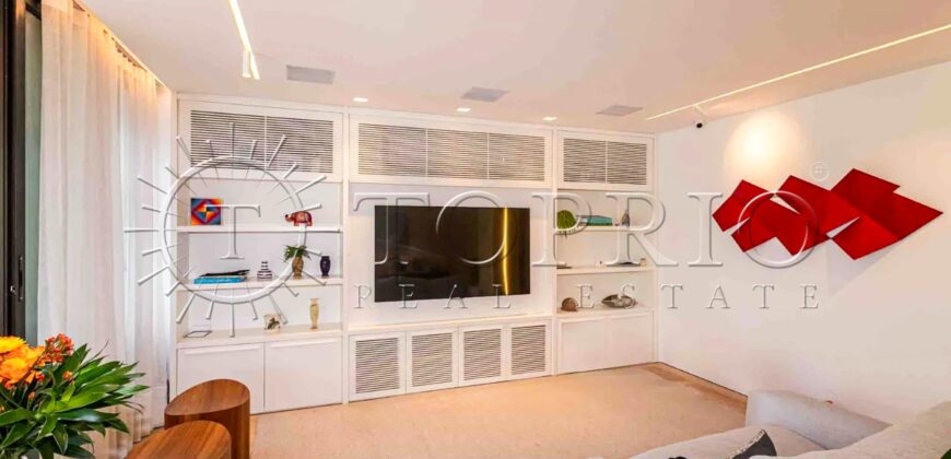 Apartamento de 212 m² na quadra da Praia do Leblon – Reformado e pronto para morar