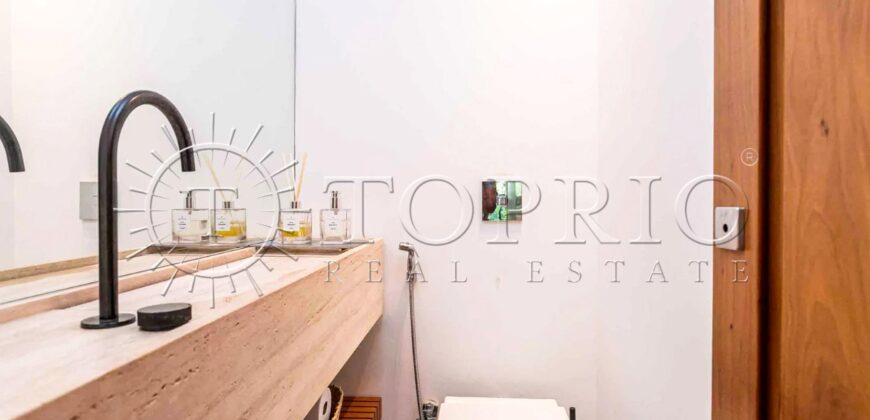 Apartamento de 212 m² na quadra da Praia do Leblon – Reformado e pronto para morar