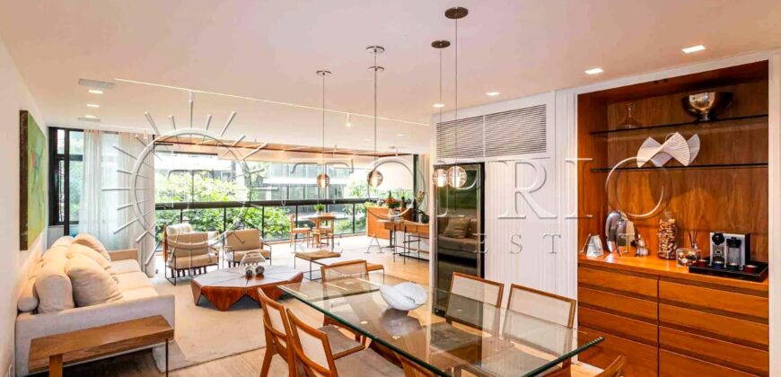 Apartamento de 212 m² na quadra da Praia do Leblon – Reformado e pronto para morar