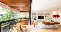 Apartamento de 212 m² na quadra da Praia do Leblon – Reformado e pronto para morar